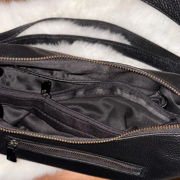 Elegant Black Leather Shoulder Bag - Picture 4 of 10